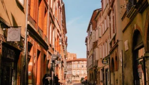 Exemple d’identité visuelle professionnelle pour un restaurant à Annecy, conçue par une graphiste freelance spécialisée food & drink